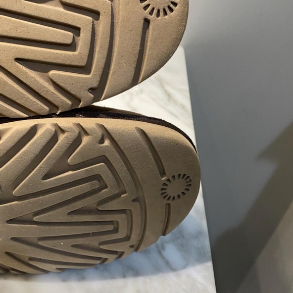 Ugg boots - Picture 2 of 9